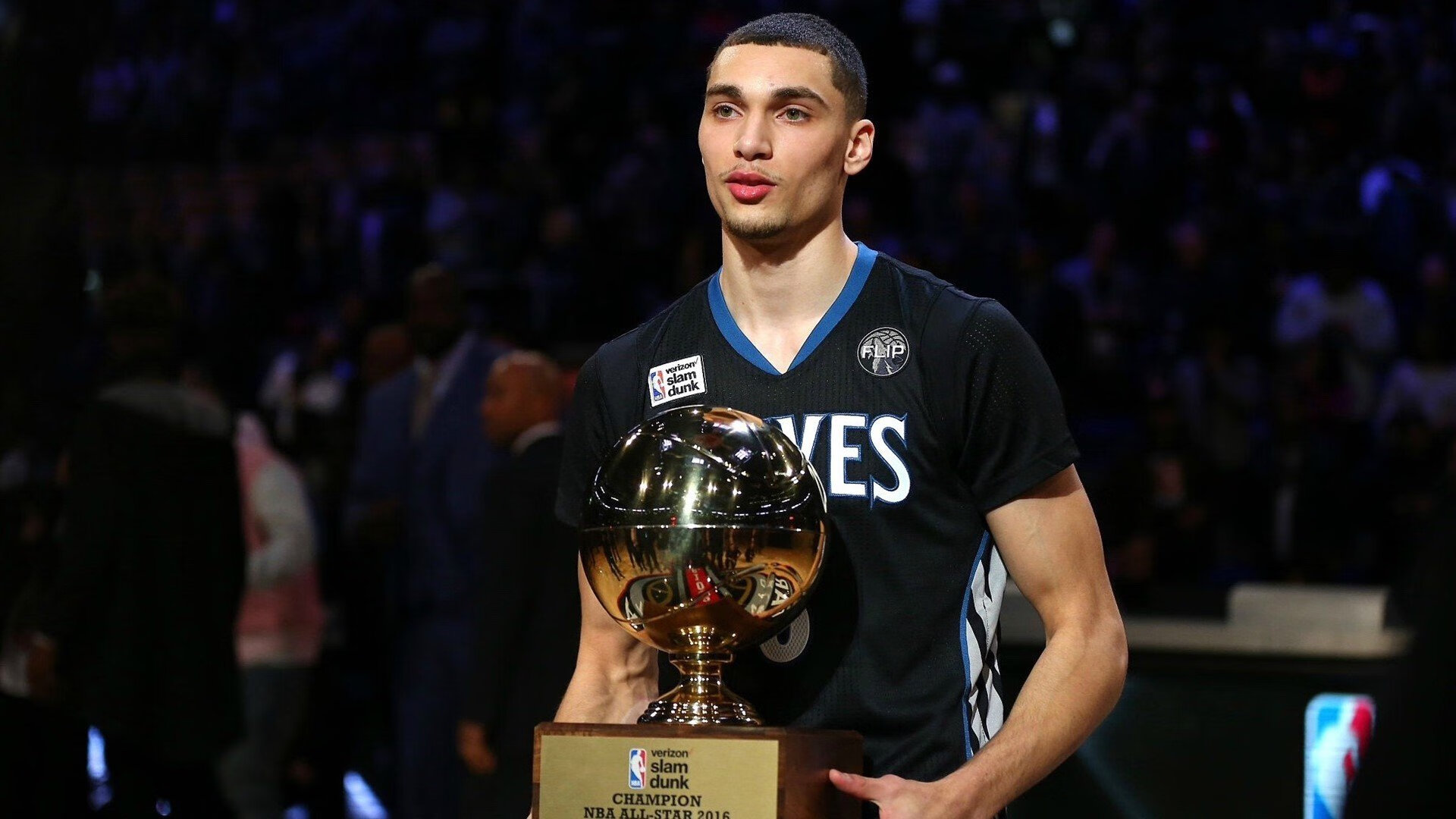 库里回归赛场,赛况扑朔迷离首场状态亮眼,IG观众沸腾!